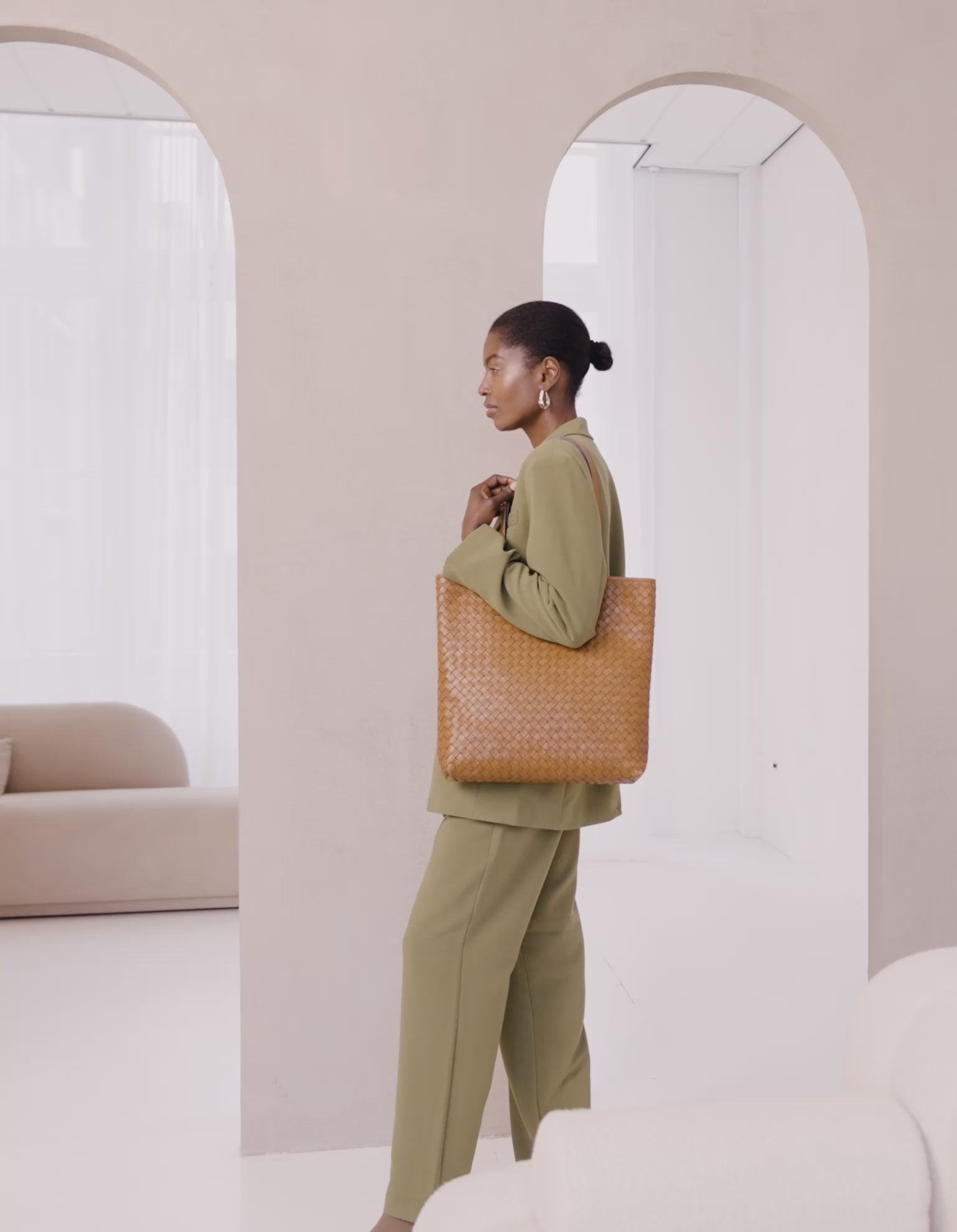 Product video with model and Georgia shopper bag