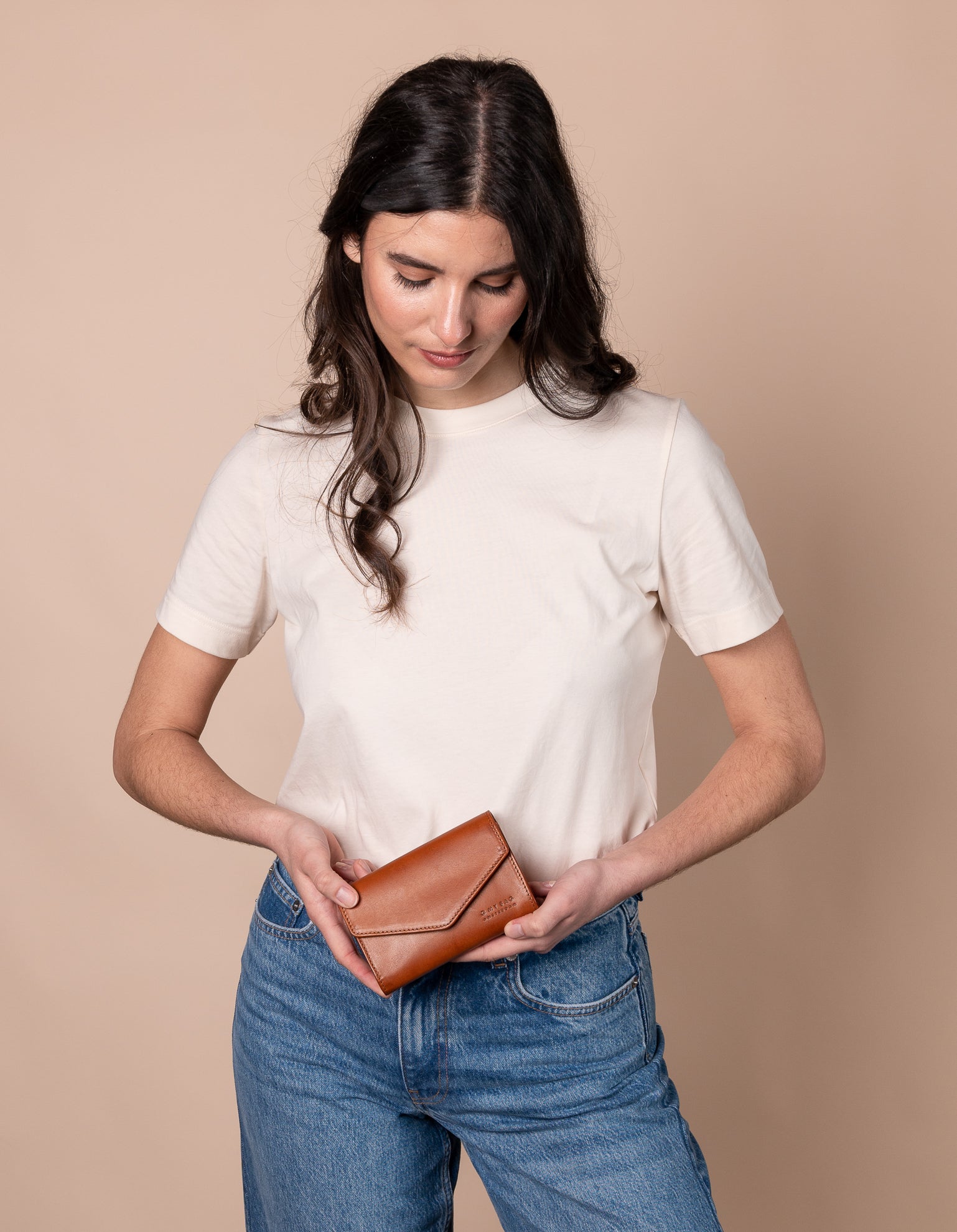 Jo's wallet - cognac classic leather with model