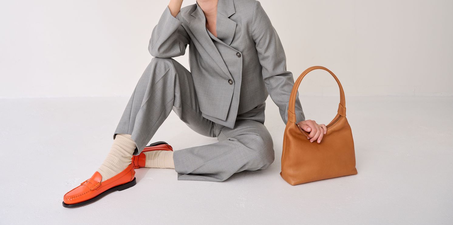 Nora leather bag model image