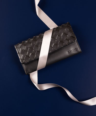 Pau's wallet in black woven leather, holiday image
