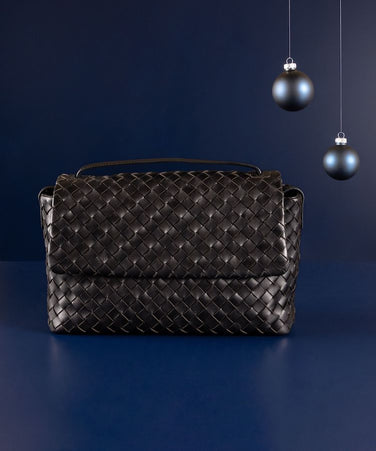 Kenzie bag in black woven leather, holiday image