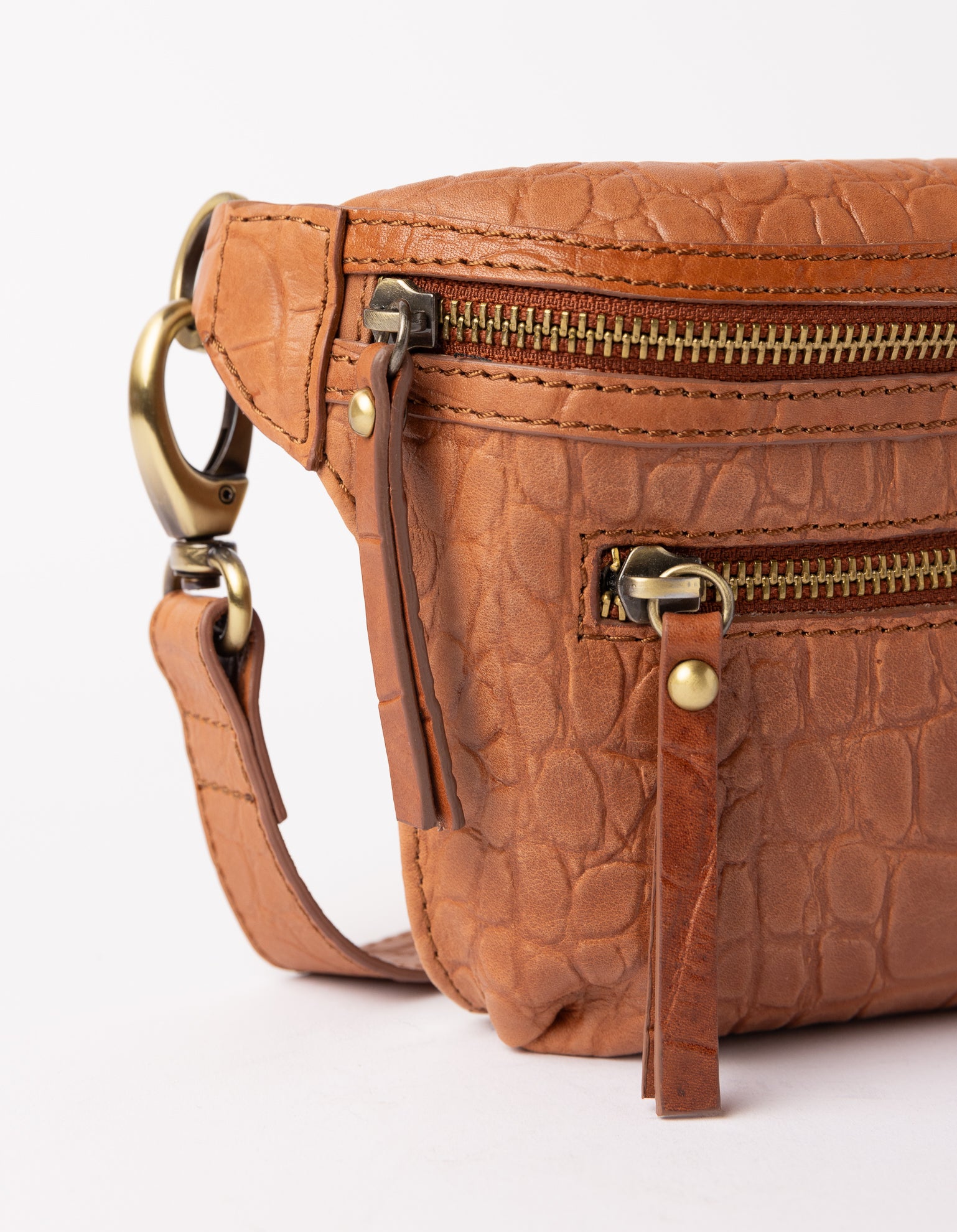 Beck's Bum Bag Wild Oak Soft Grain Croco Leather. Fanny pack with adjustable strap. Product details close-up image.