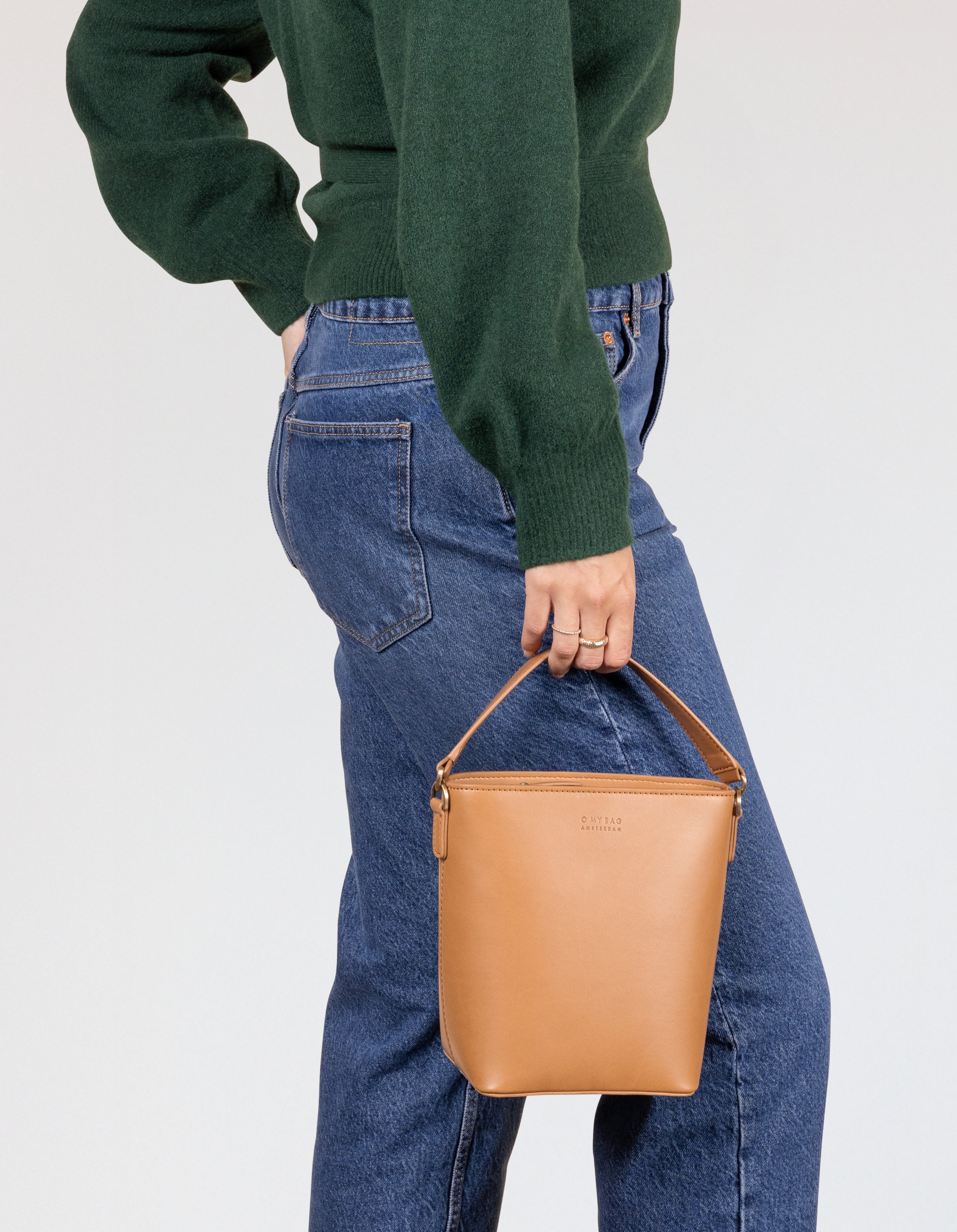 Bobbi Bucket Bag Midi - Cognac Vegan Uppeal™
