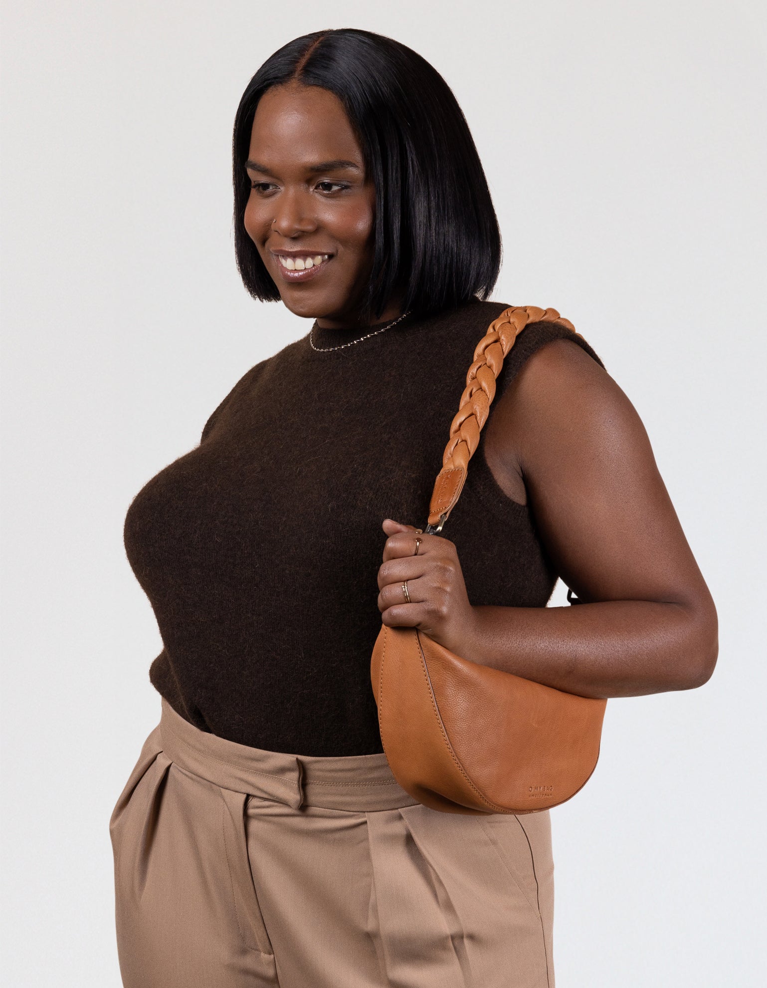 Braided soft grain shoulder strap - model image