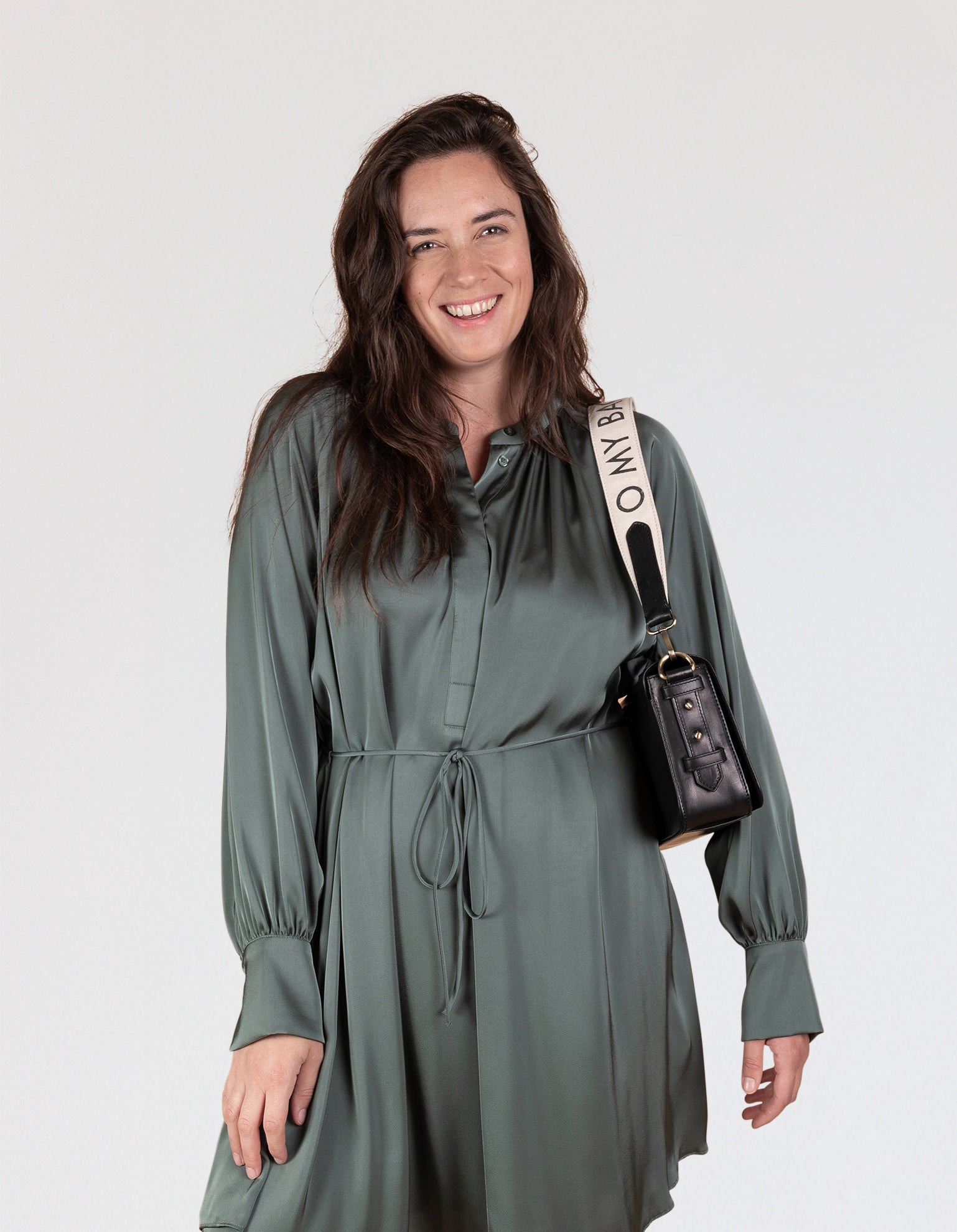 Organic cotton white logo strap with black leather details - model image