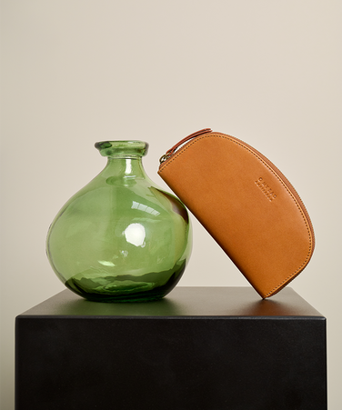 Blake wallet with a vase