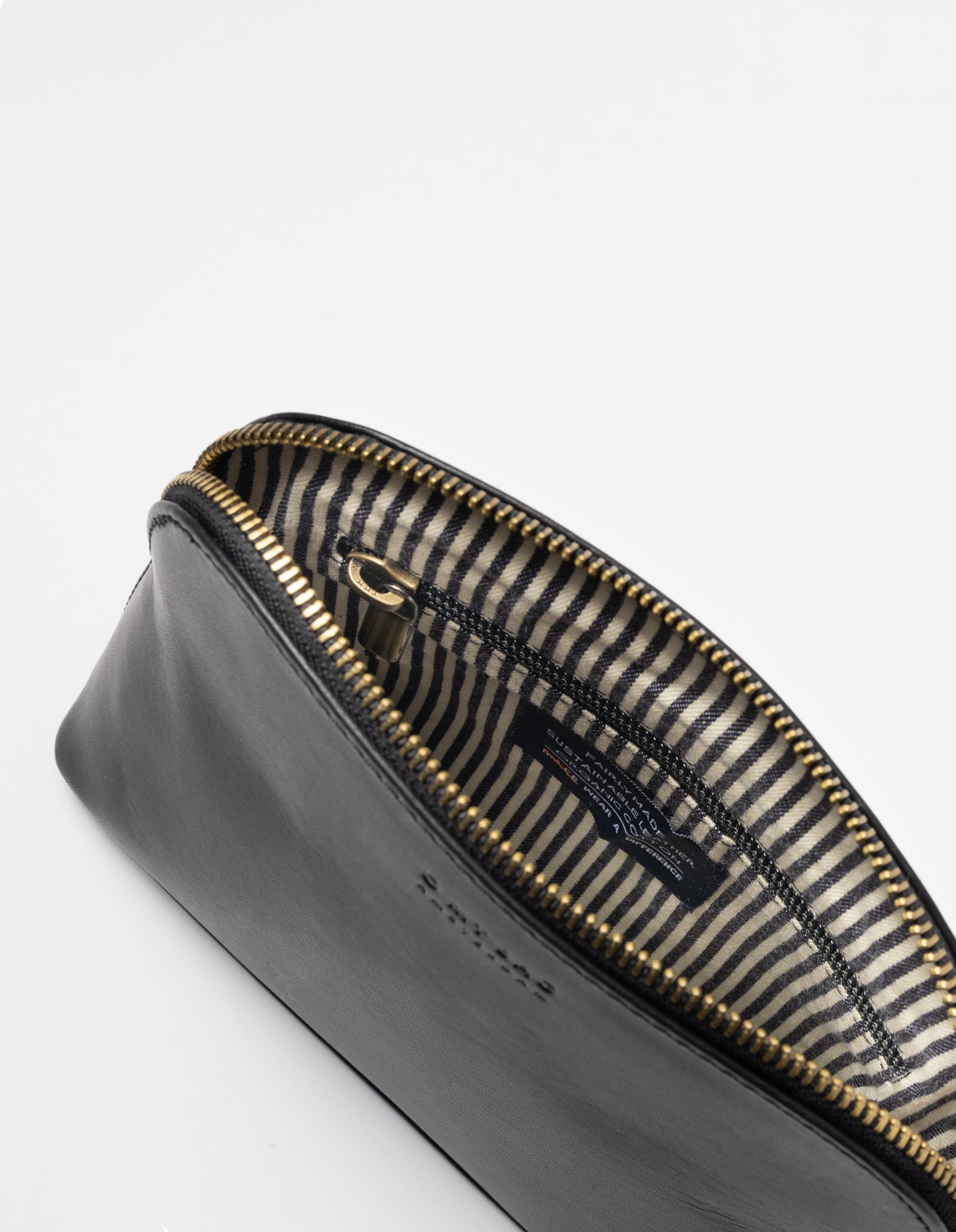 Leather cosmetic bag - inside image