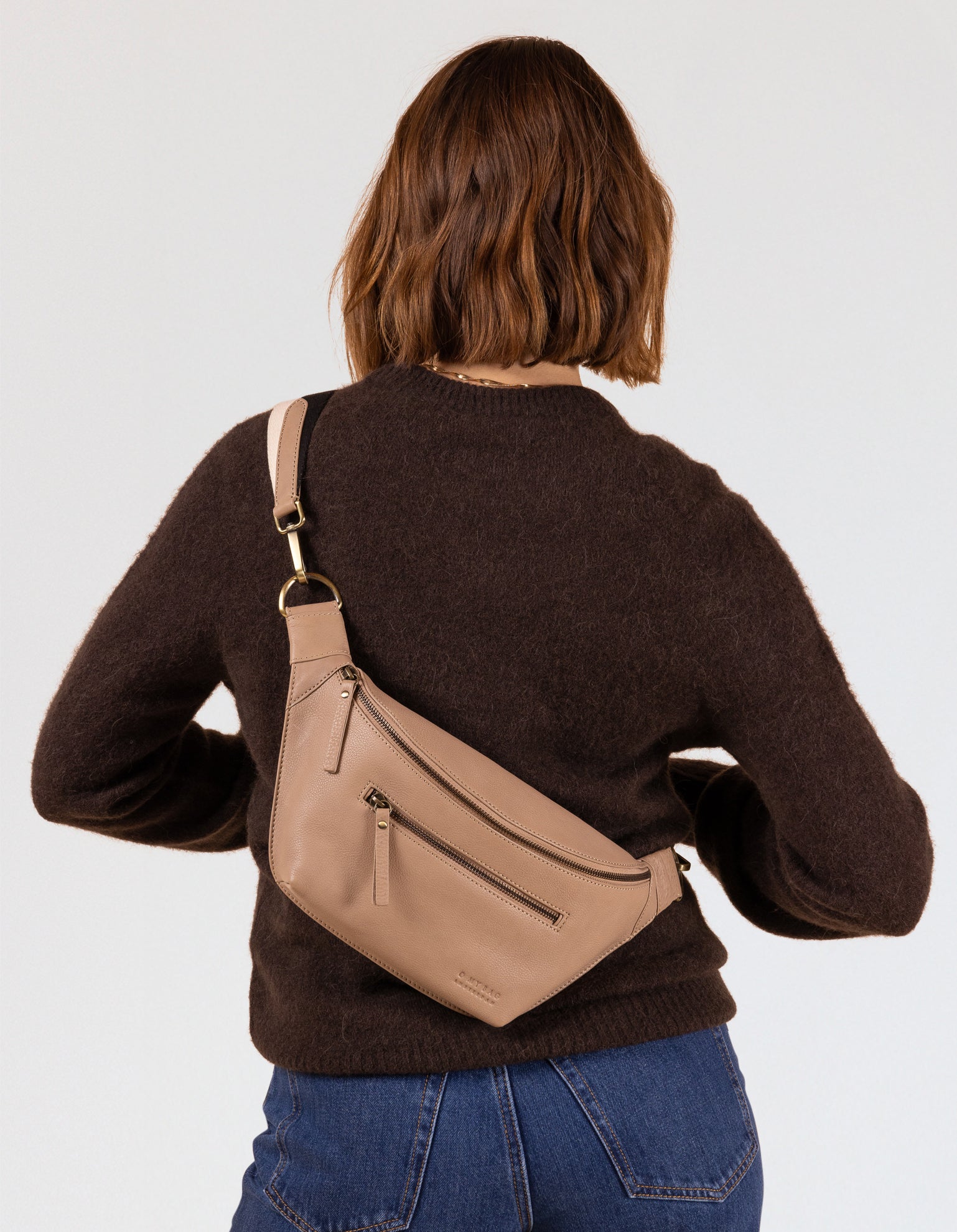Model wearing Drew Bumbag in Sand