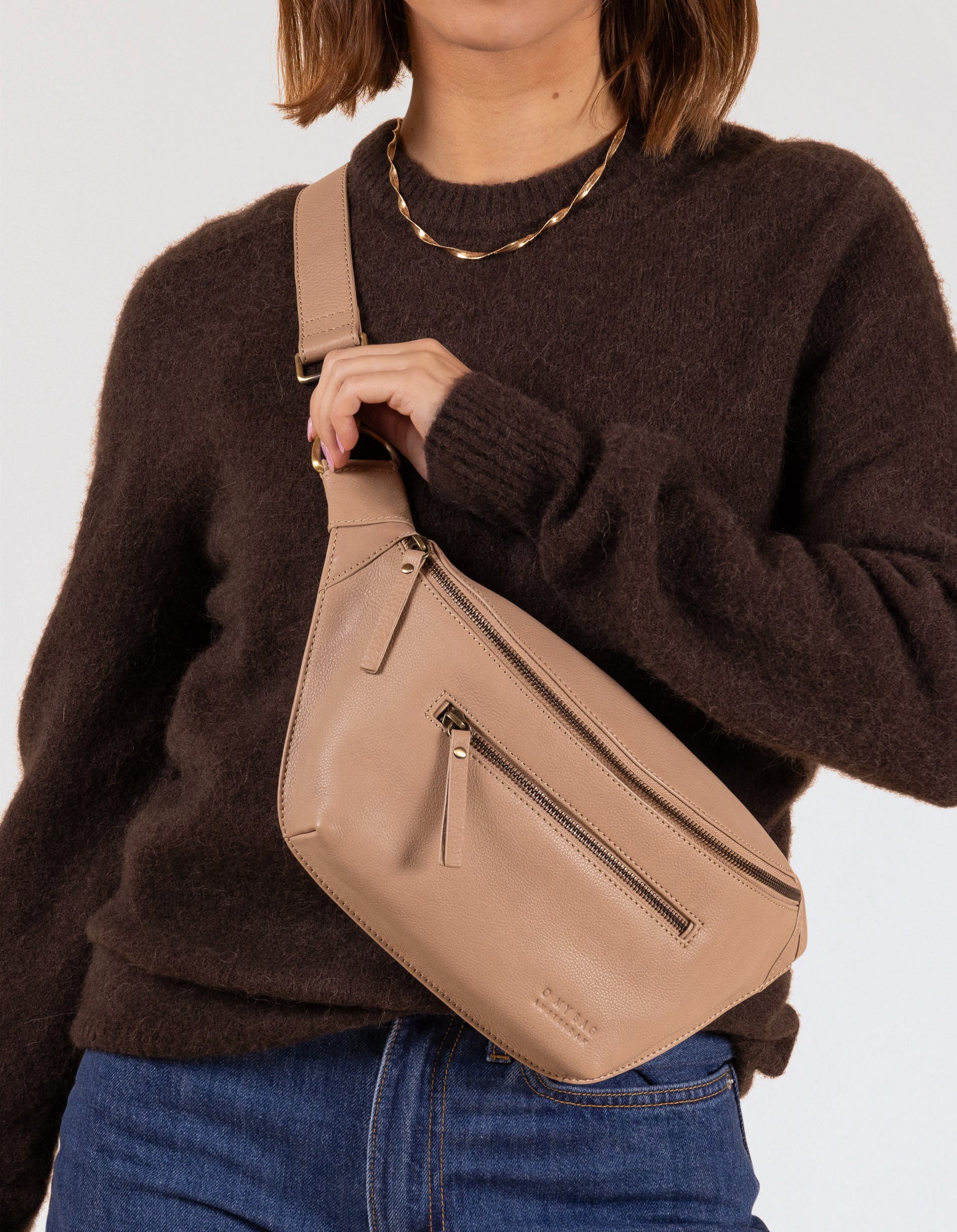 Model wearing Drew Bumbag in Sand