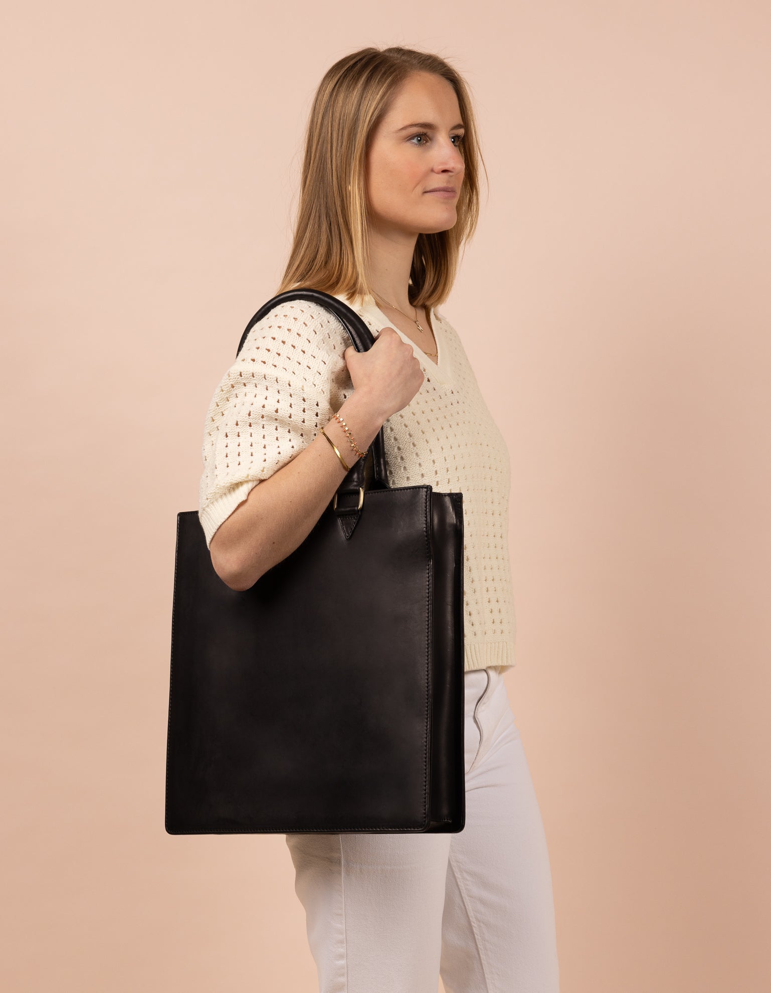 Mila Long Handle Black Classic Leather. Large rectangular shopper for women. Model image.