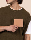 Tobi’s Wallet Camel Hunter Leather, male model image