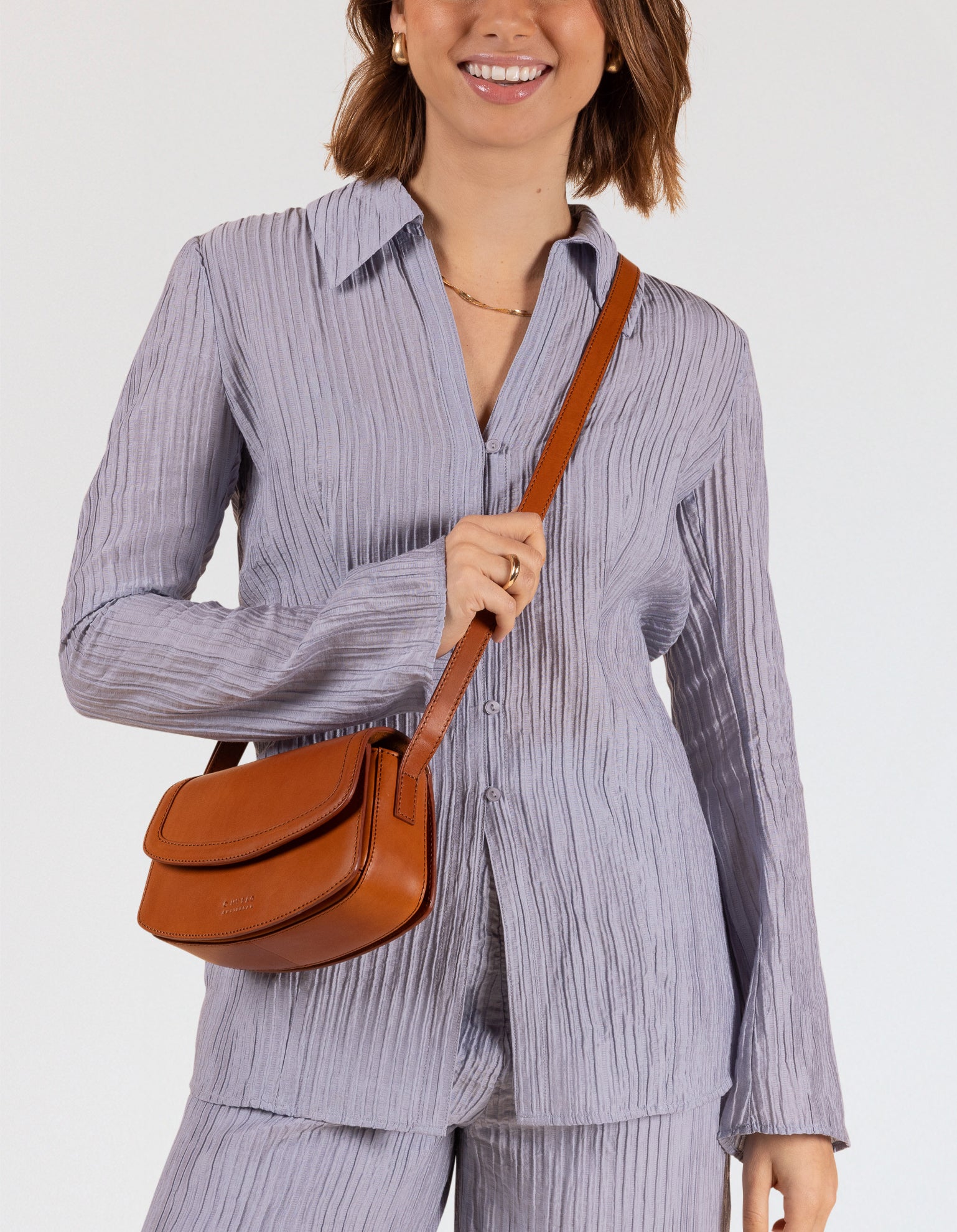 Model wearing Kendalini in Cognac-coloured leather 