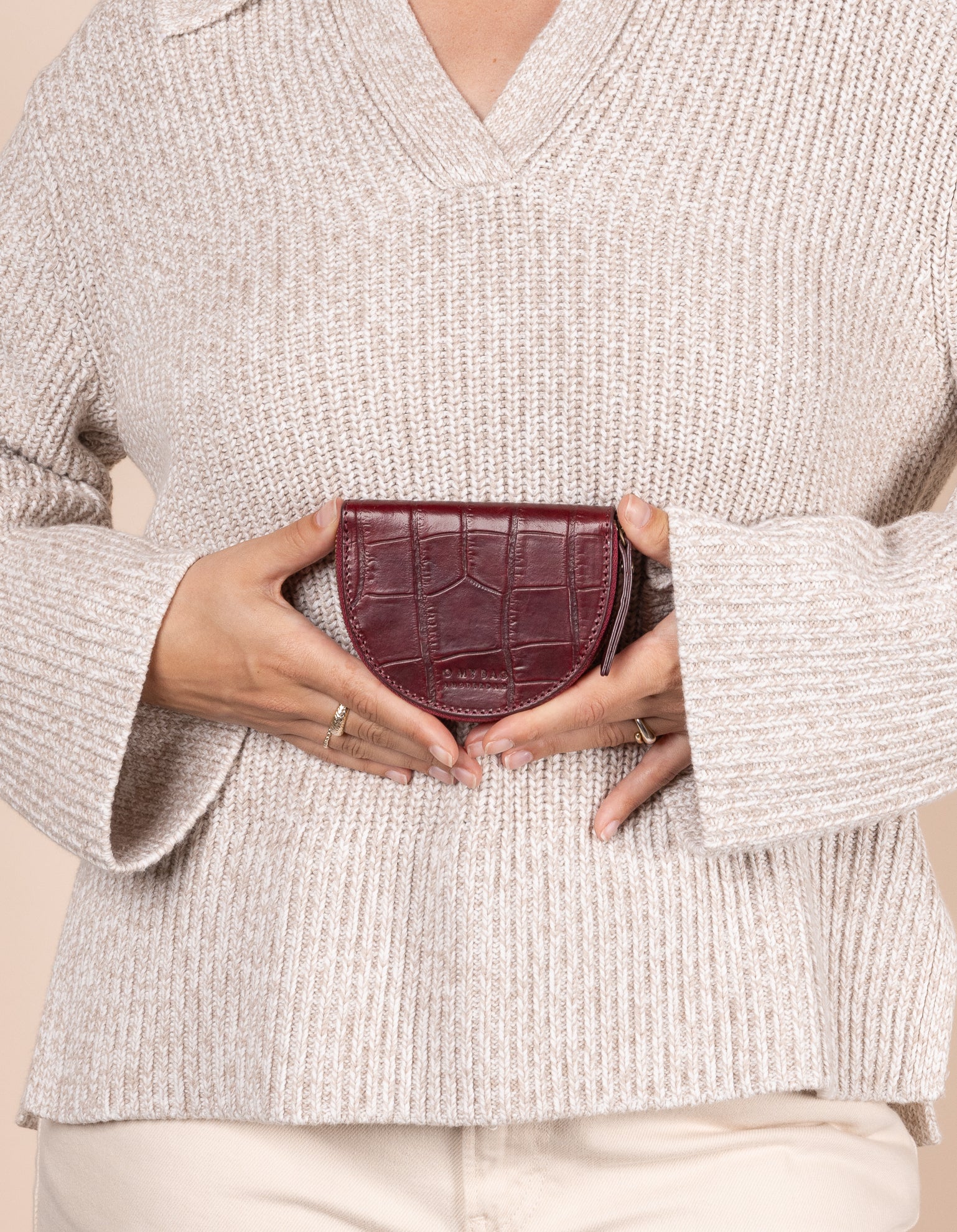 laura coin purse dark ruby - model image