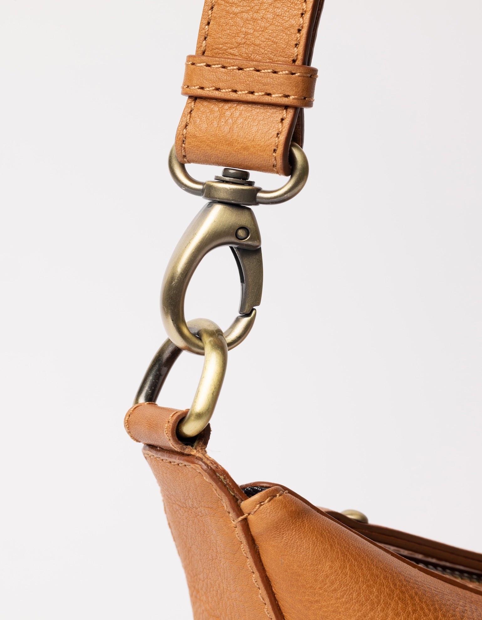 Slouchy leather bag - close-up of strap clasp