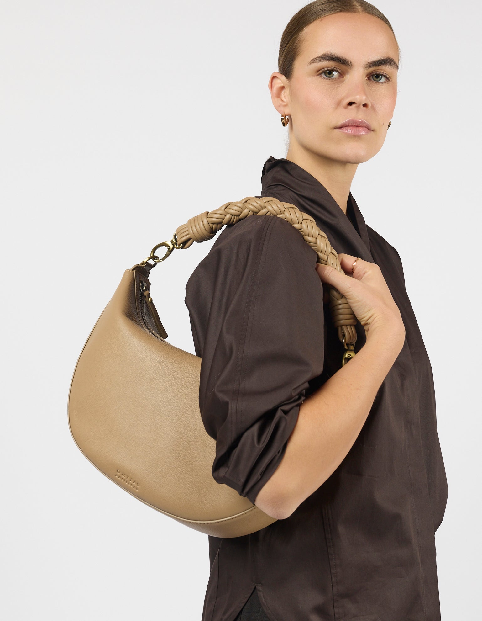 Leo Maxi Twisted Handle - Dark Sand Soft Grain Leather
