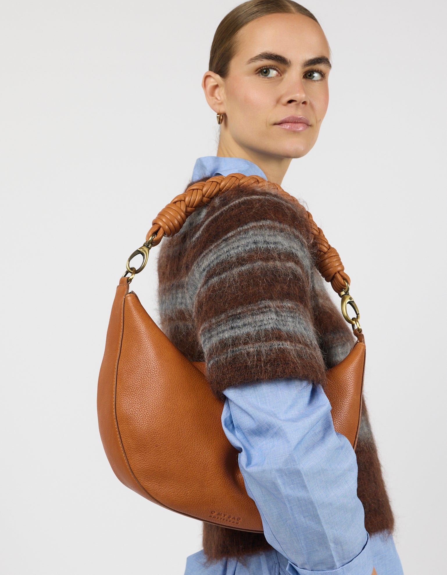 Leo Maxi Twisted Handle - Wild Oak Soft Grain Leather