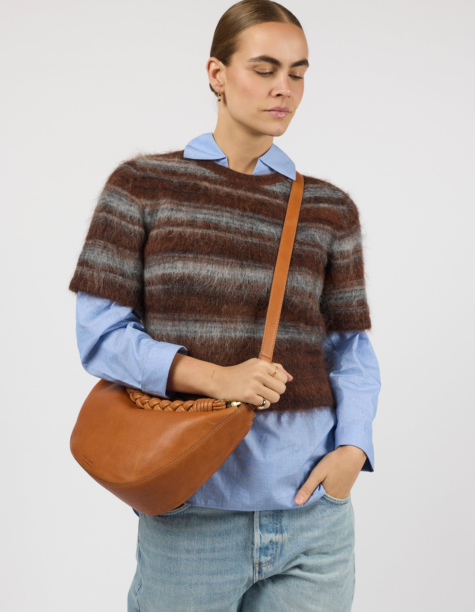 Leo Maxi Twisted Handle - Wild Oak Soft Grain Leather