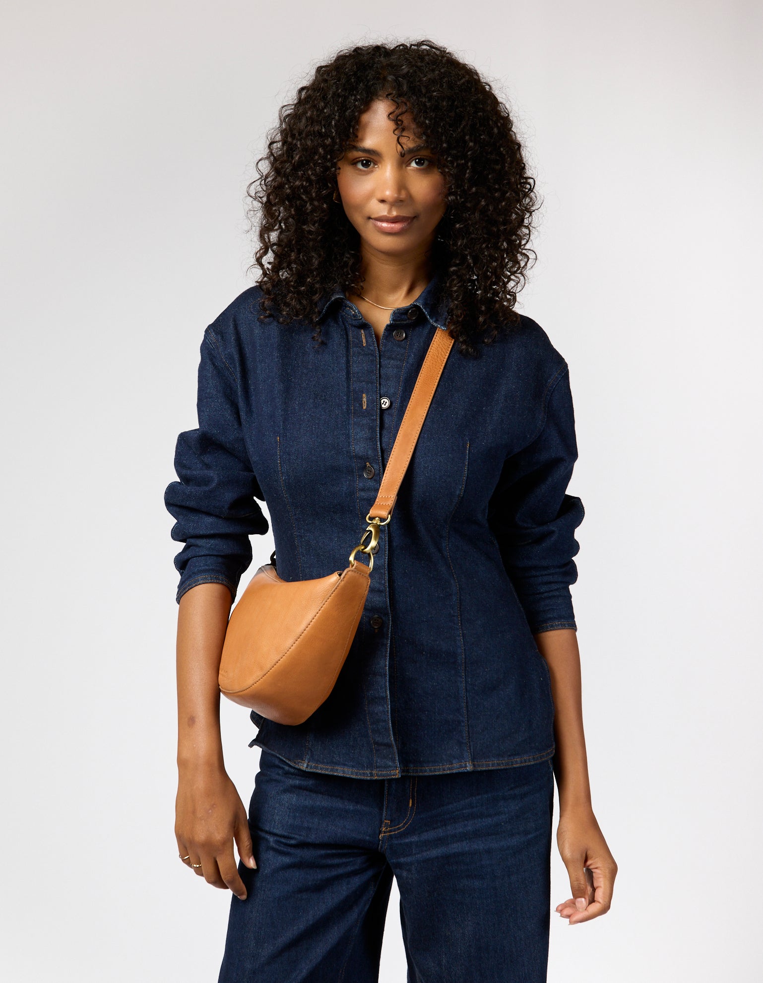 Model wearing the wild oak Leo bag crossbody