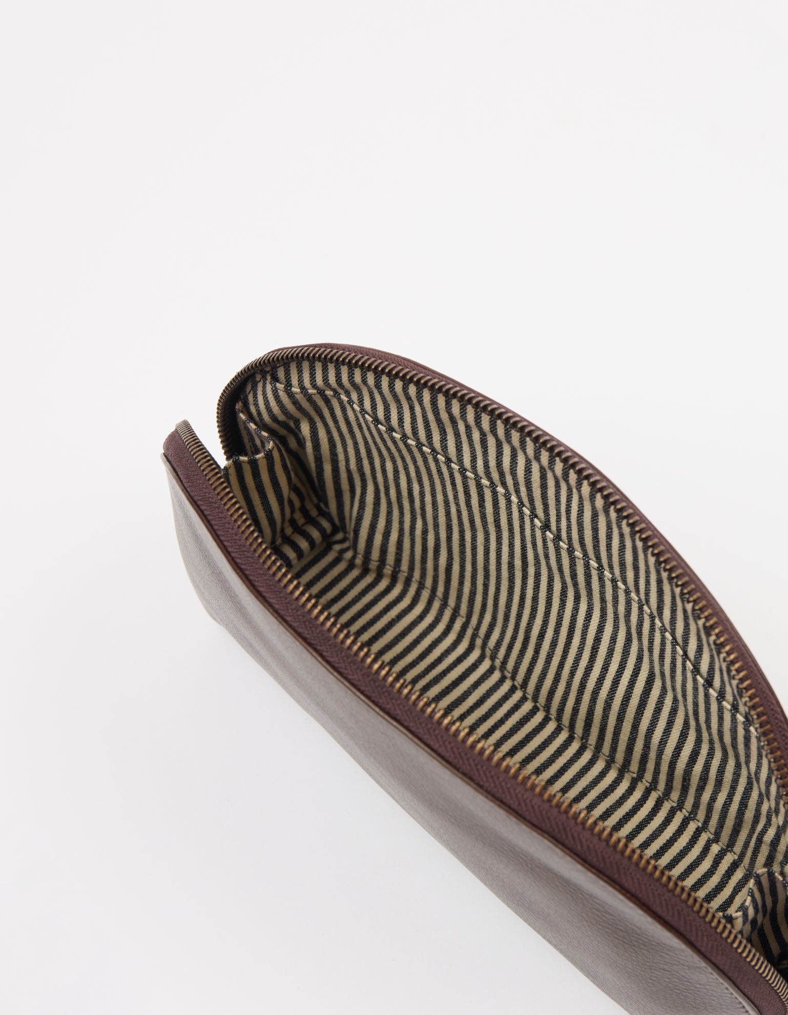 Make-up-Tasche Medium – Schokobraunes Soft Grain Leder