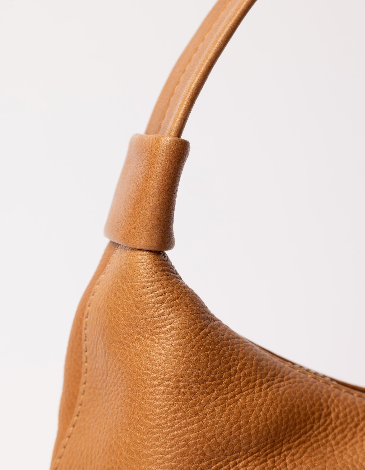 Bell-shaped leather shoulder bag - close-up of handle details