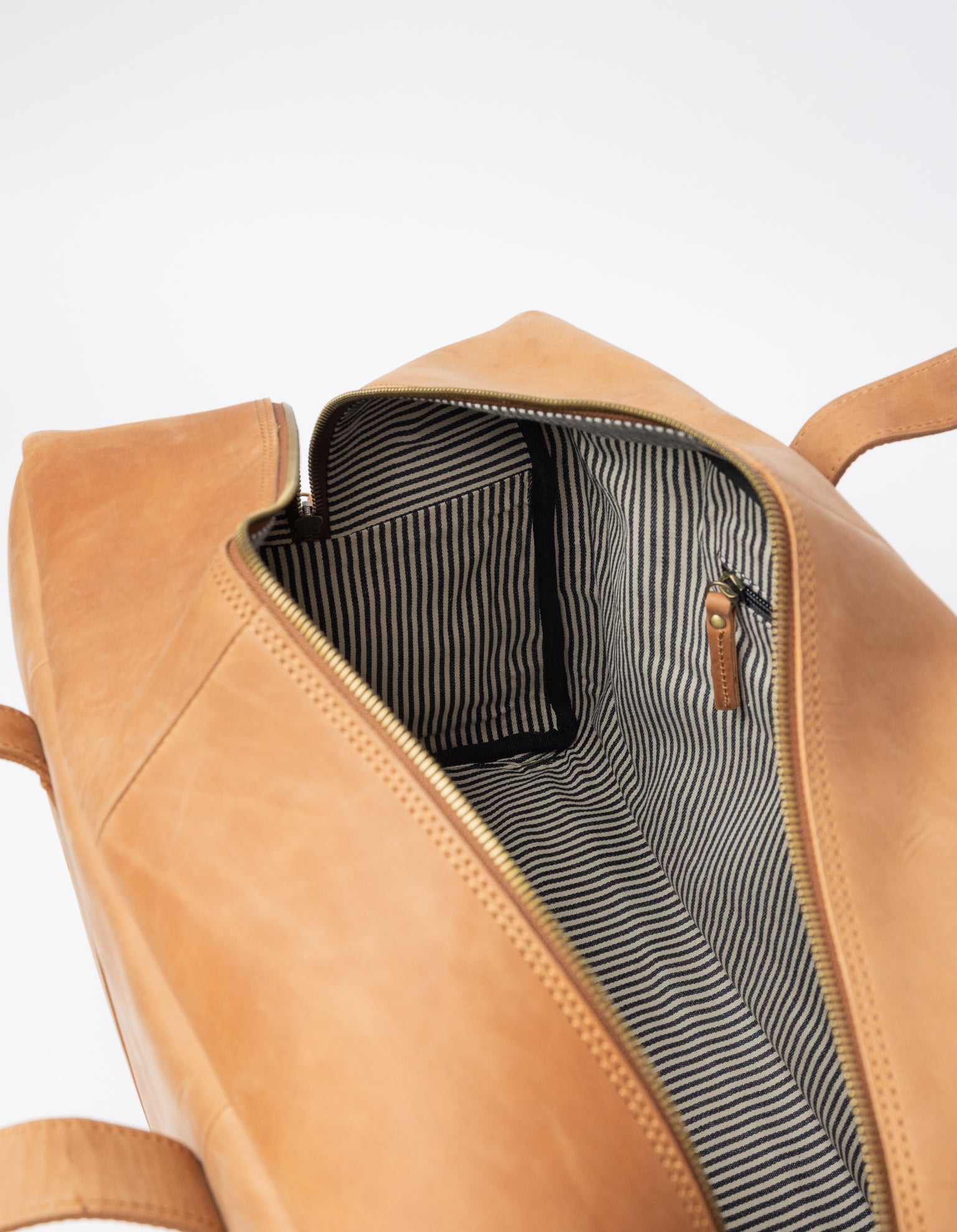Otis Weekender Camel Hunter Leather. Large travel bag for men. Inside product image.