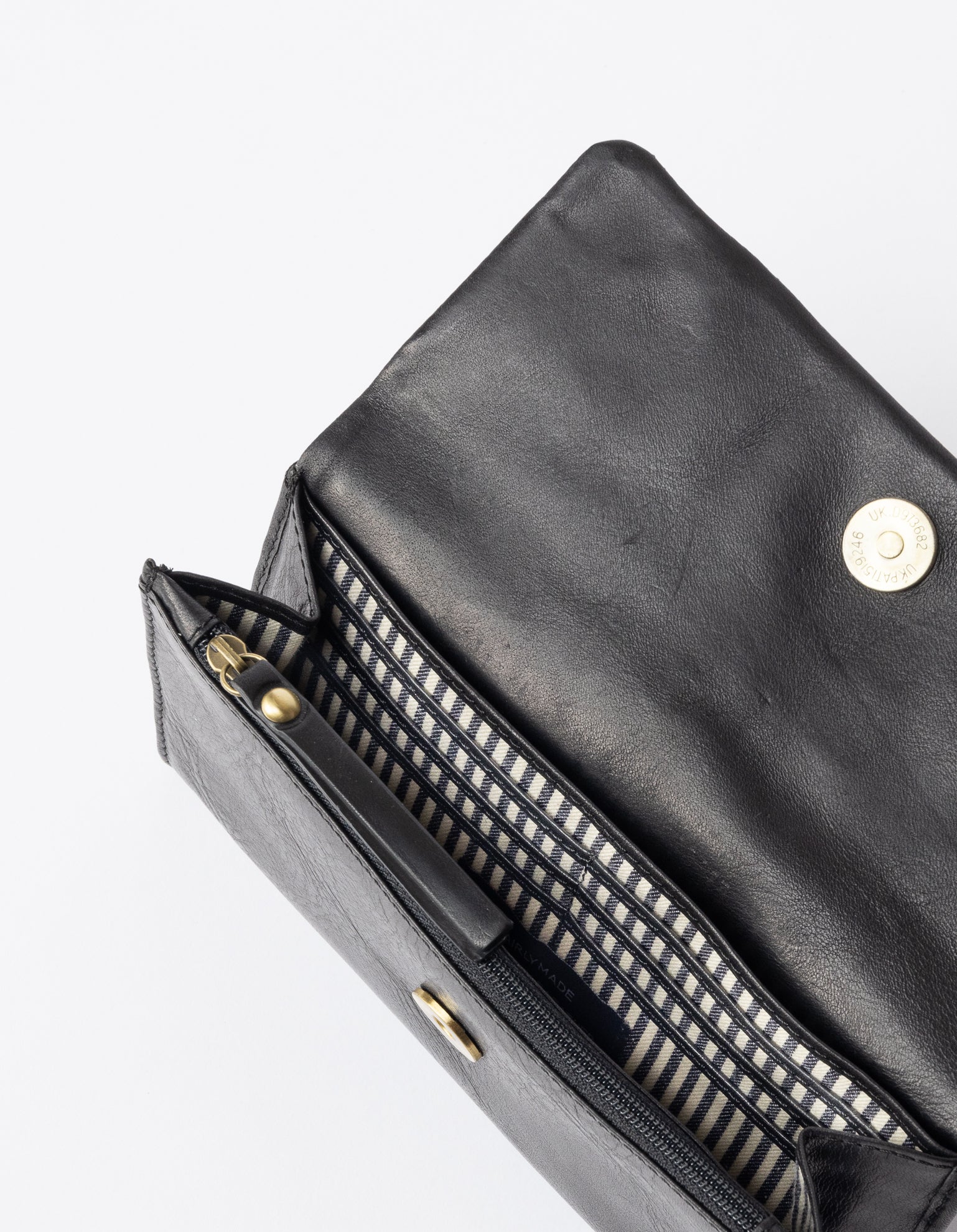 Pau Pouch Black Leather women’s purse. Rectangular shaped fold over wallet. Inside wallet image.