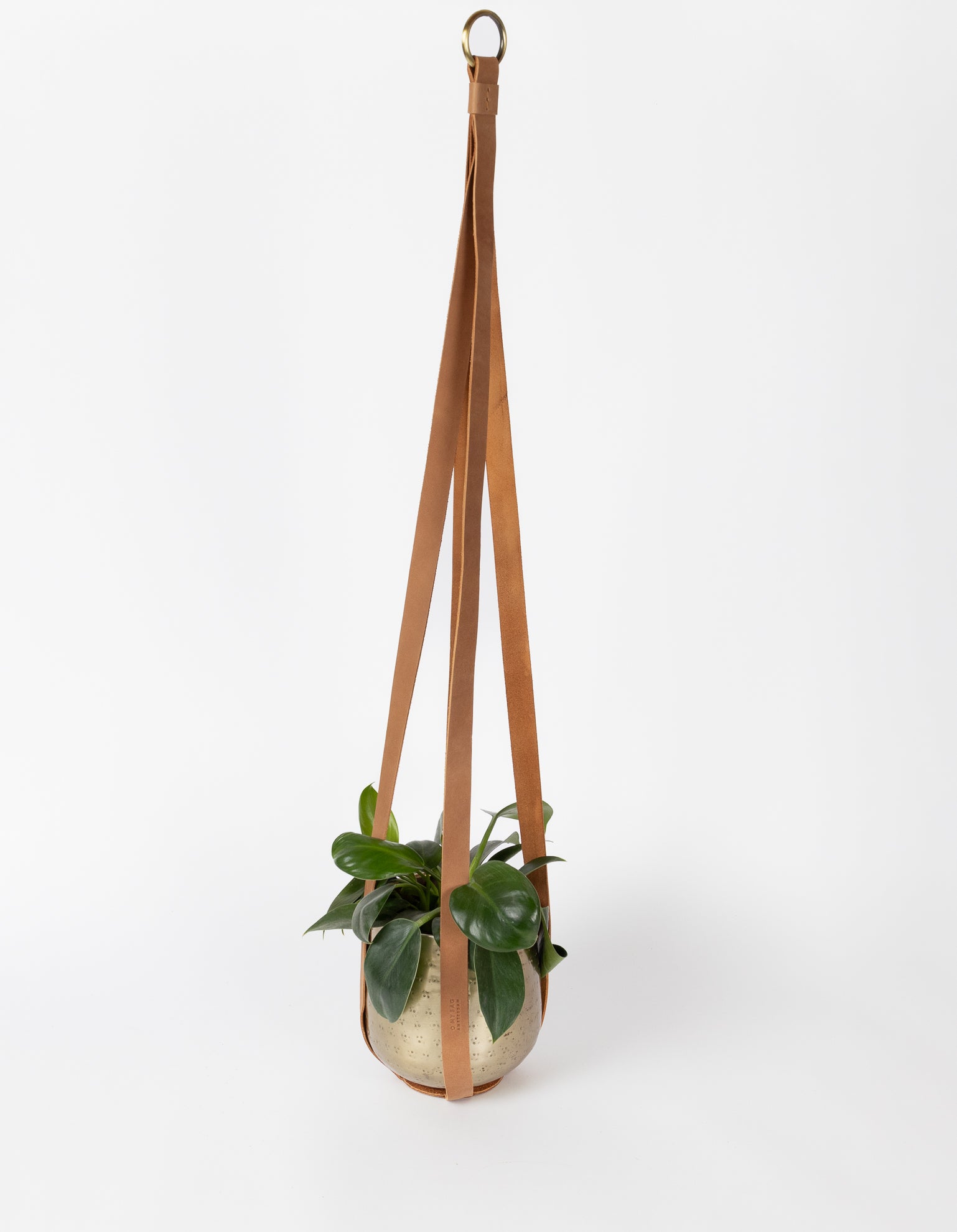 plant pot hanger in camel hunter leather. product image.