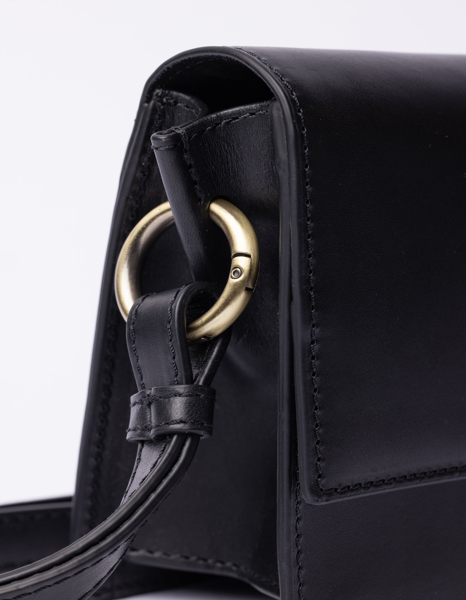 Stella in black classic leather. Close-up details.