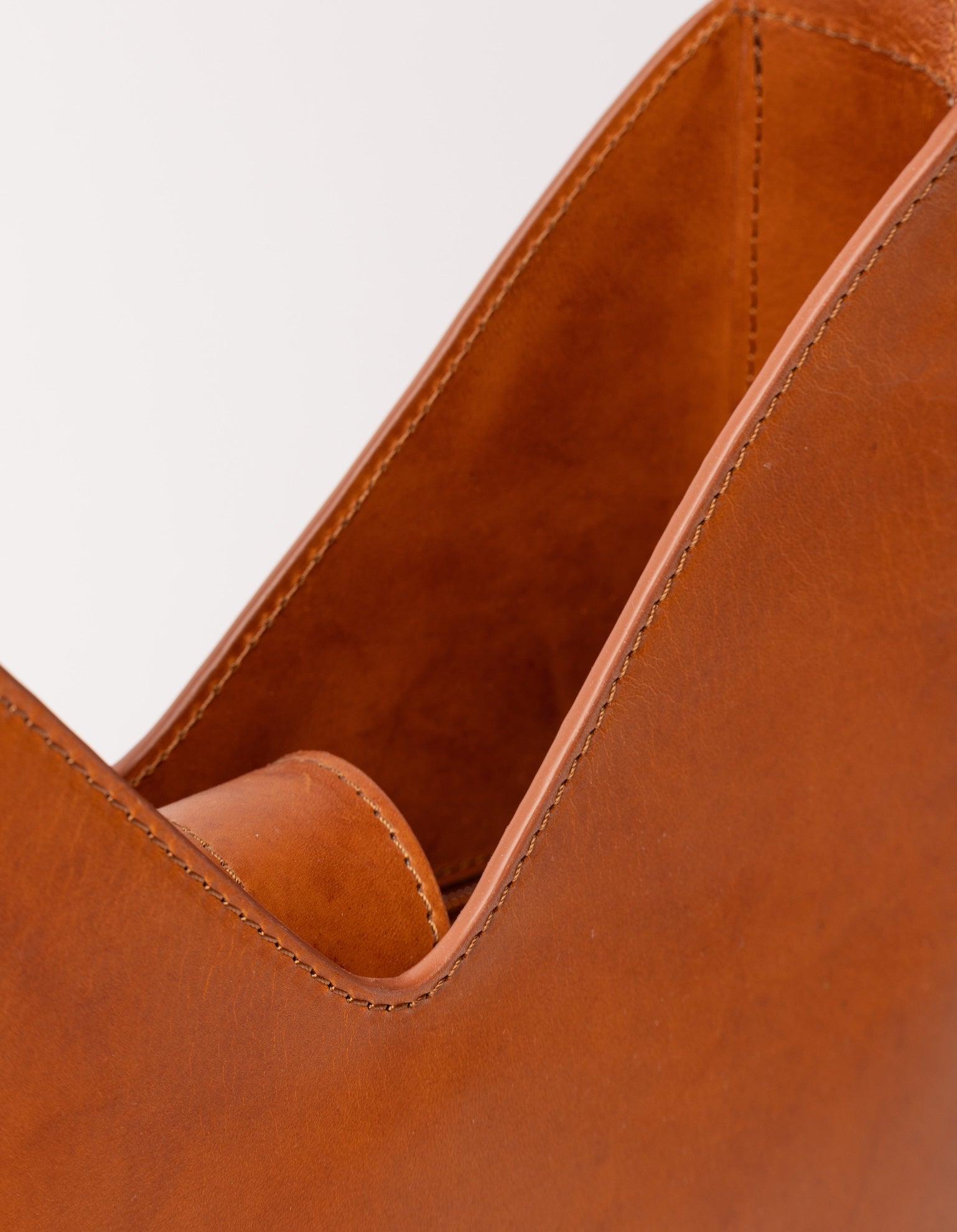 Vicky shoulder leather bag in cognac - close-up of details