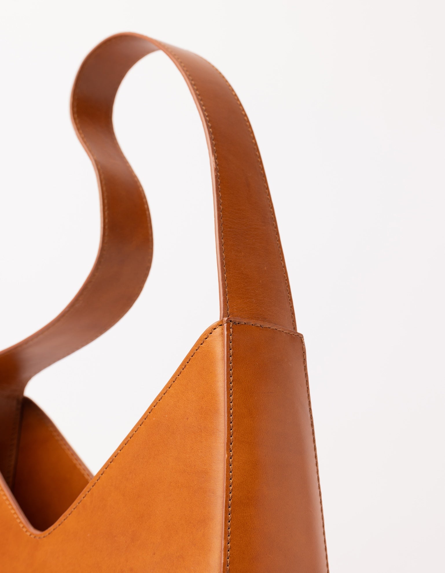 Vicky shoulder leather bag in cognac - close-up of handle