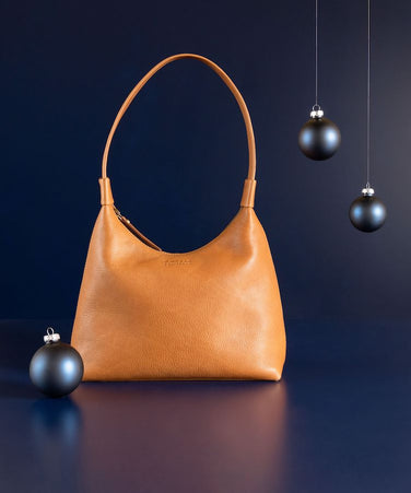 Nora bag in wild oak soft grain leather, holiday image