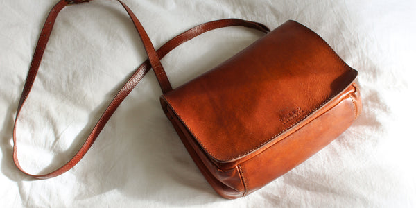 Pre-Loved Lucy bag in Cognac. Lifestyle photo.