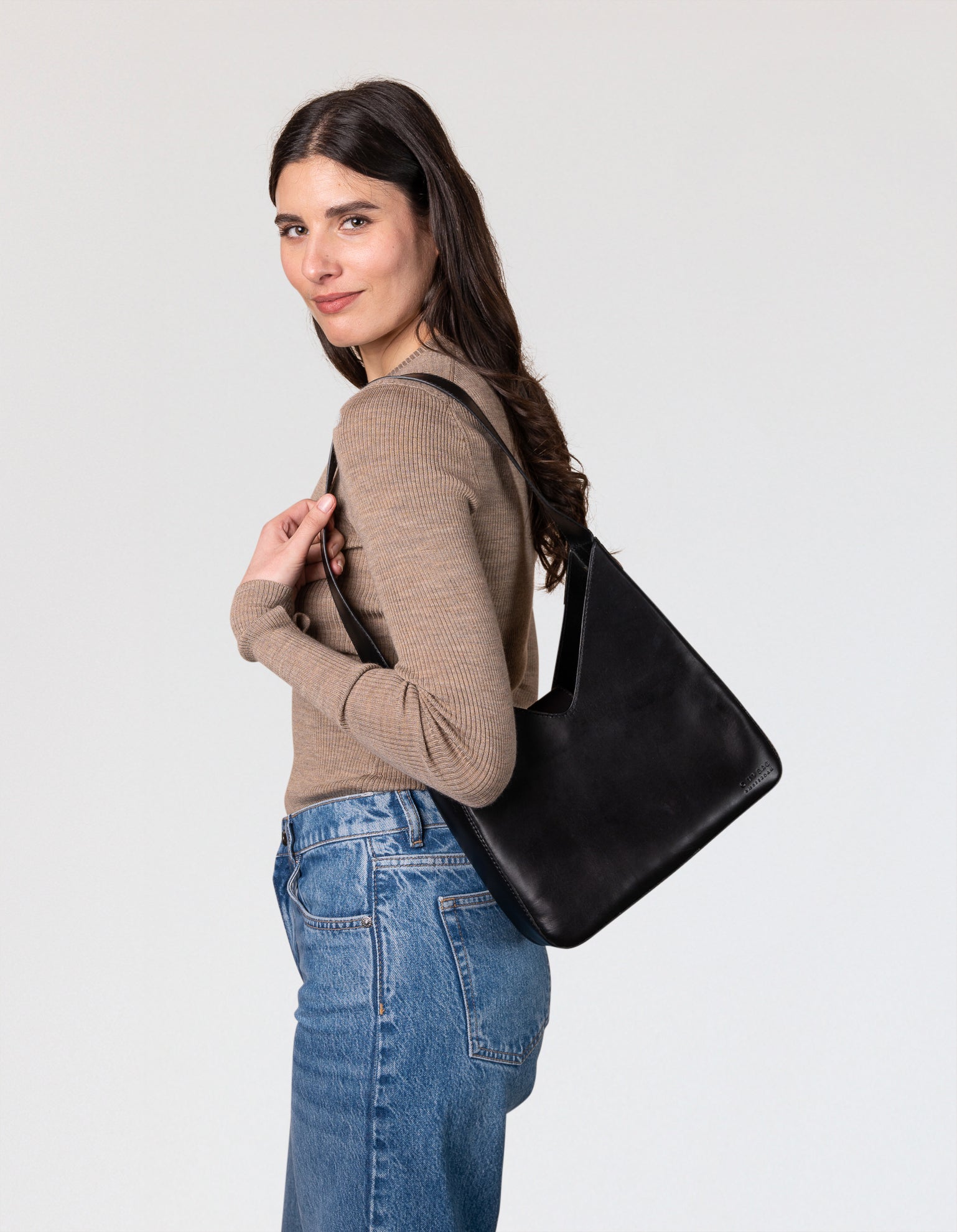 Model with Vicky bag in black classic leather
