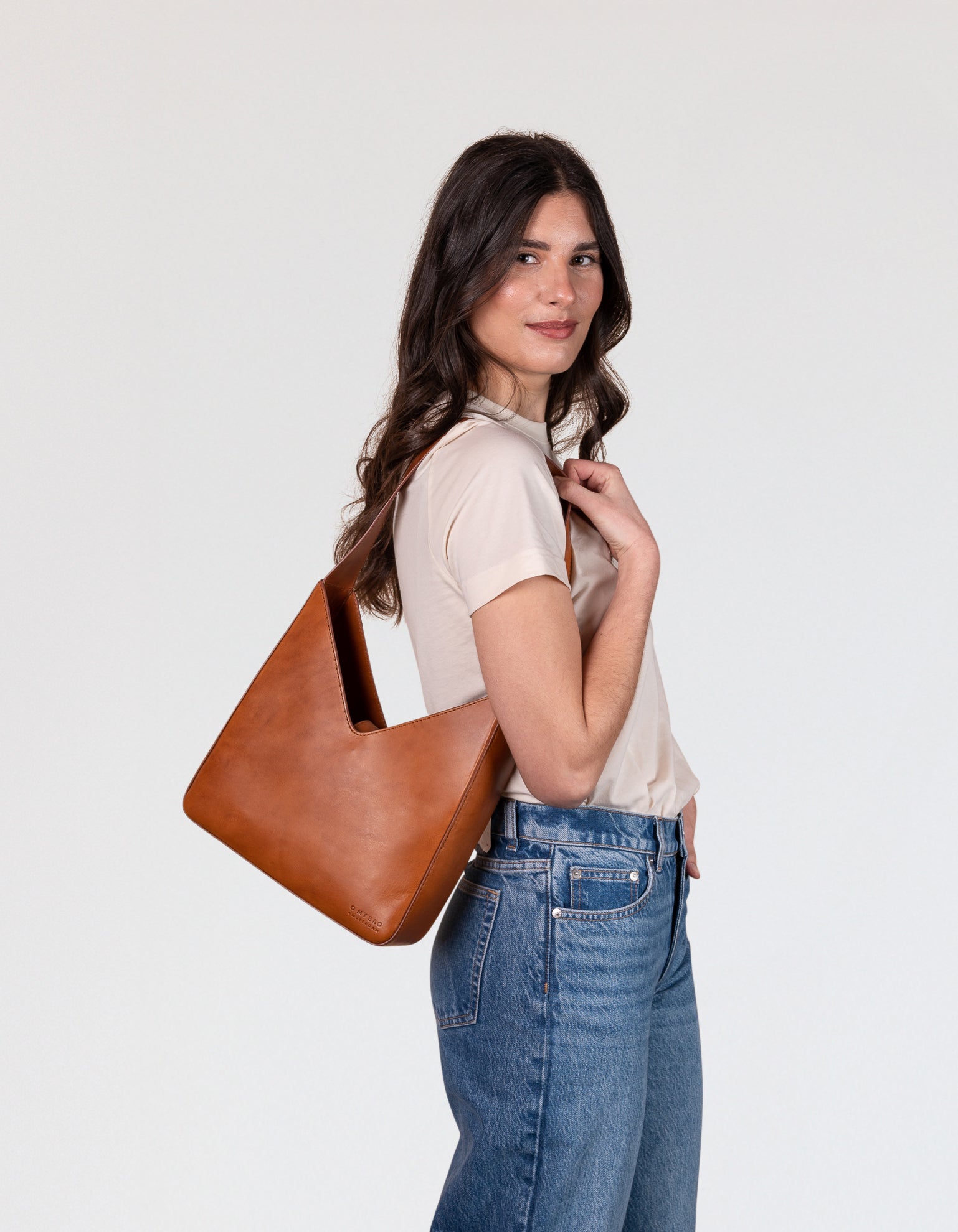Model with Vicky bag in cognac classic leather