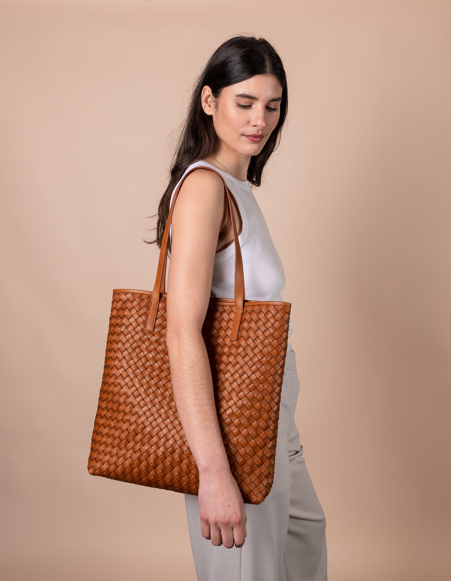 Model with Georgia bag in cognac woven classic leather