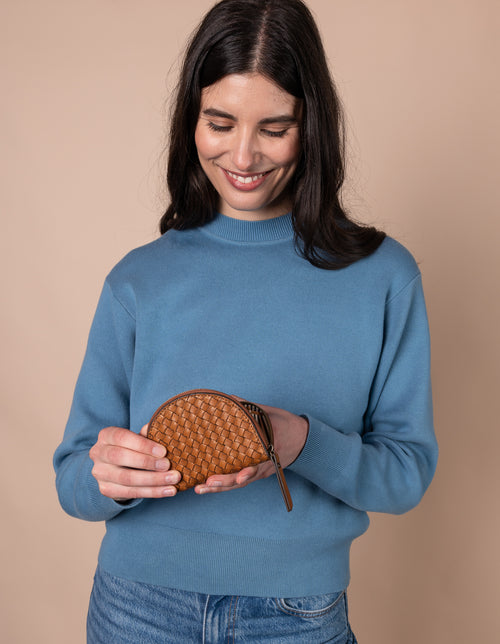 Model with Laura coin purse in cognac woven classic leather