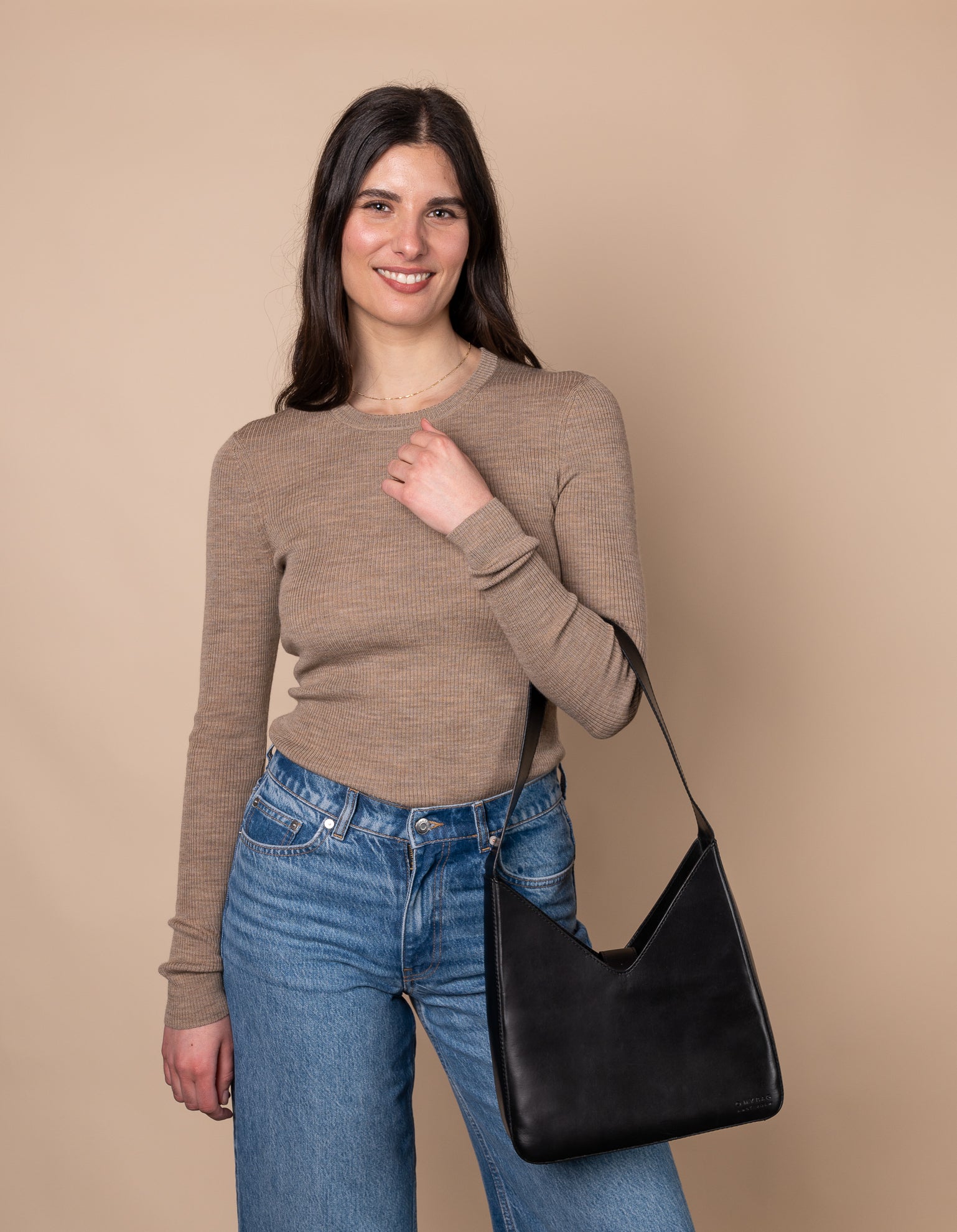 Model with Vicky bag in black classic leather
