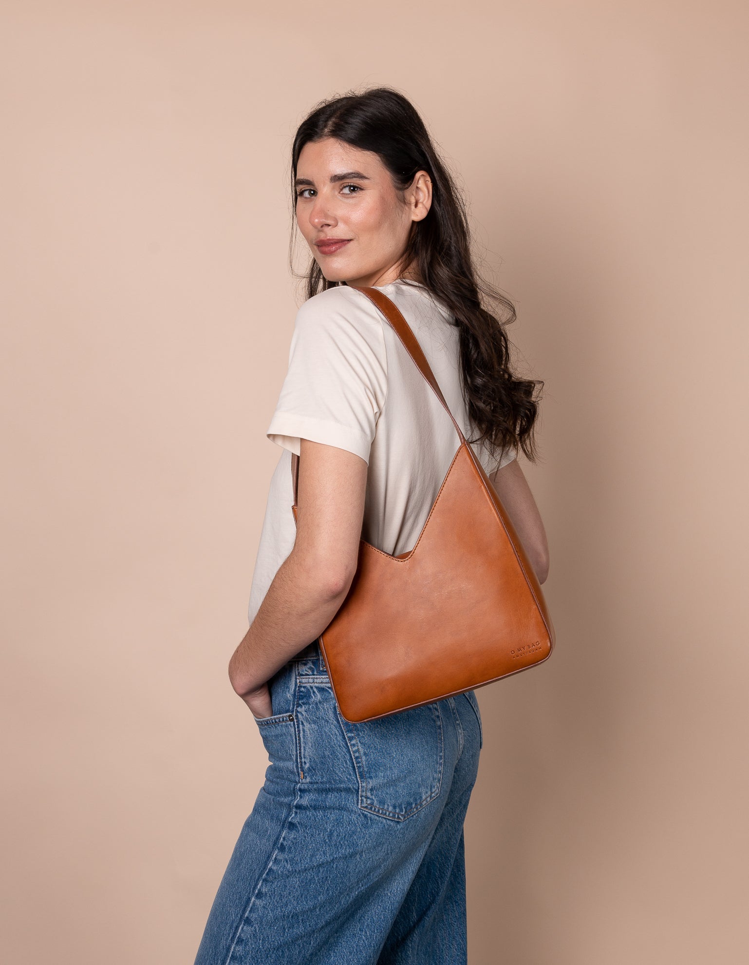 Model with Vicky bag in cognac classic leather
