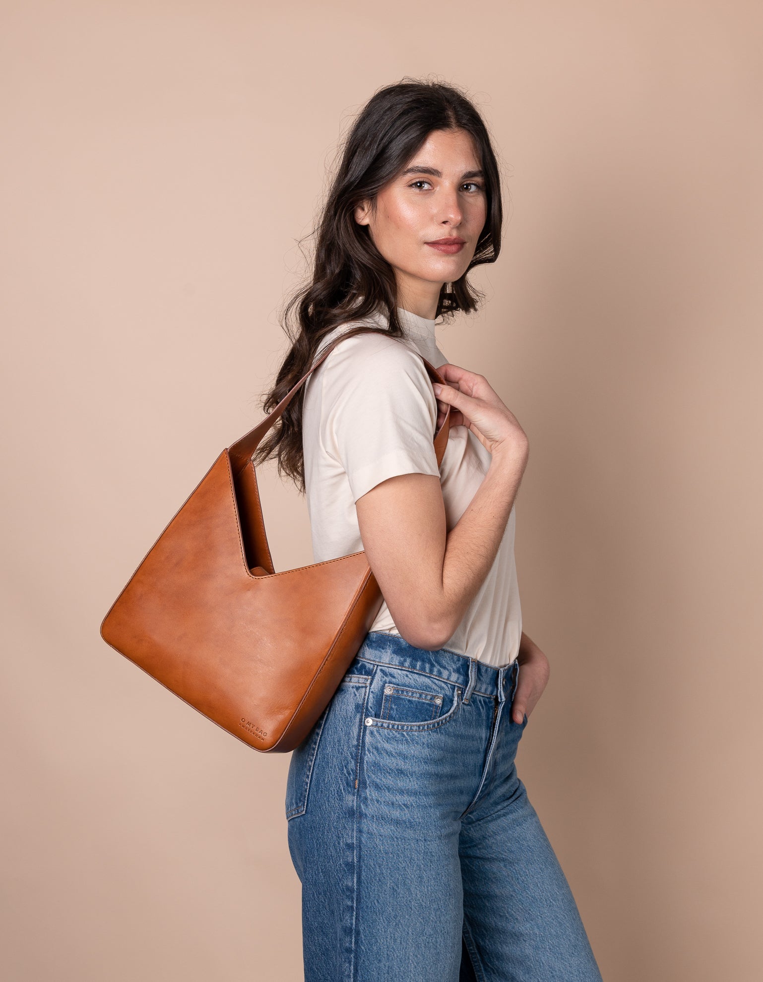 Model with Vicky bag in cognac classic leather