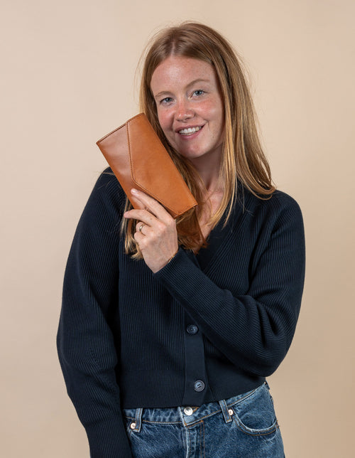Envelope pixie wallet in cognac classic leather, female product image.