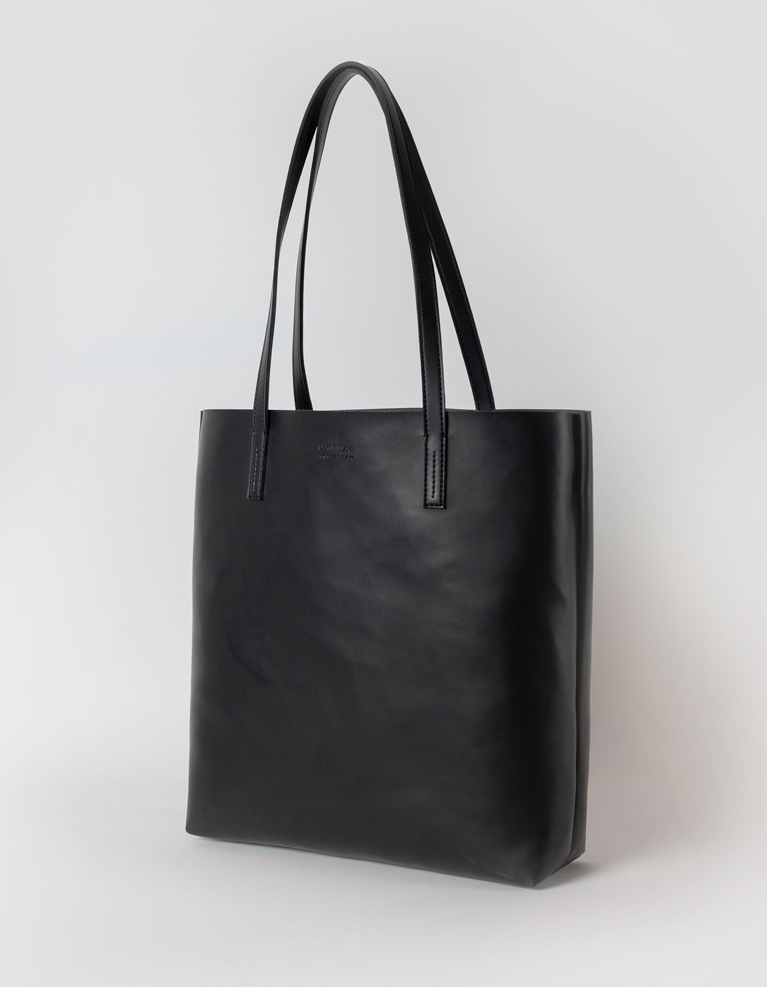 Georgia Tote in black apple leather. Side product image.