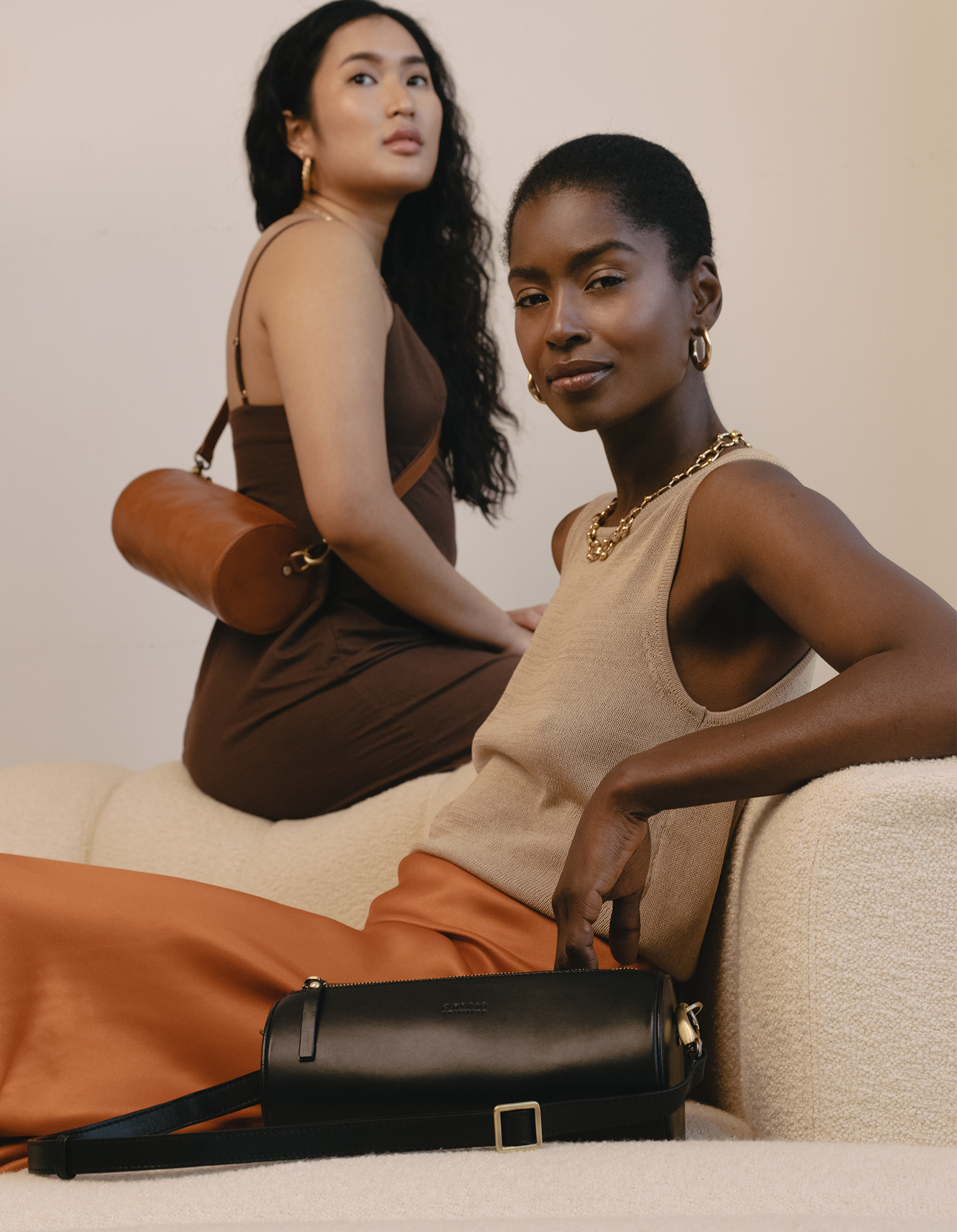 Models with Izzy bags in cognac and black classic leather