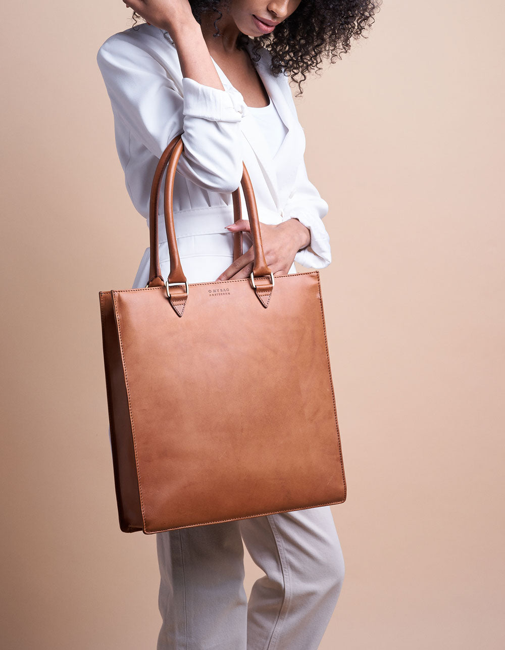 Mila Long Handle Cognac Classic Leather. Large rectangular shopper for women. Model image.