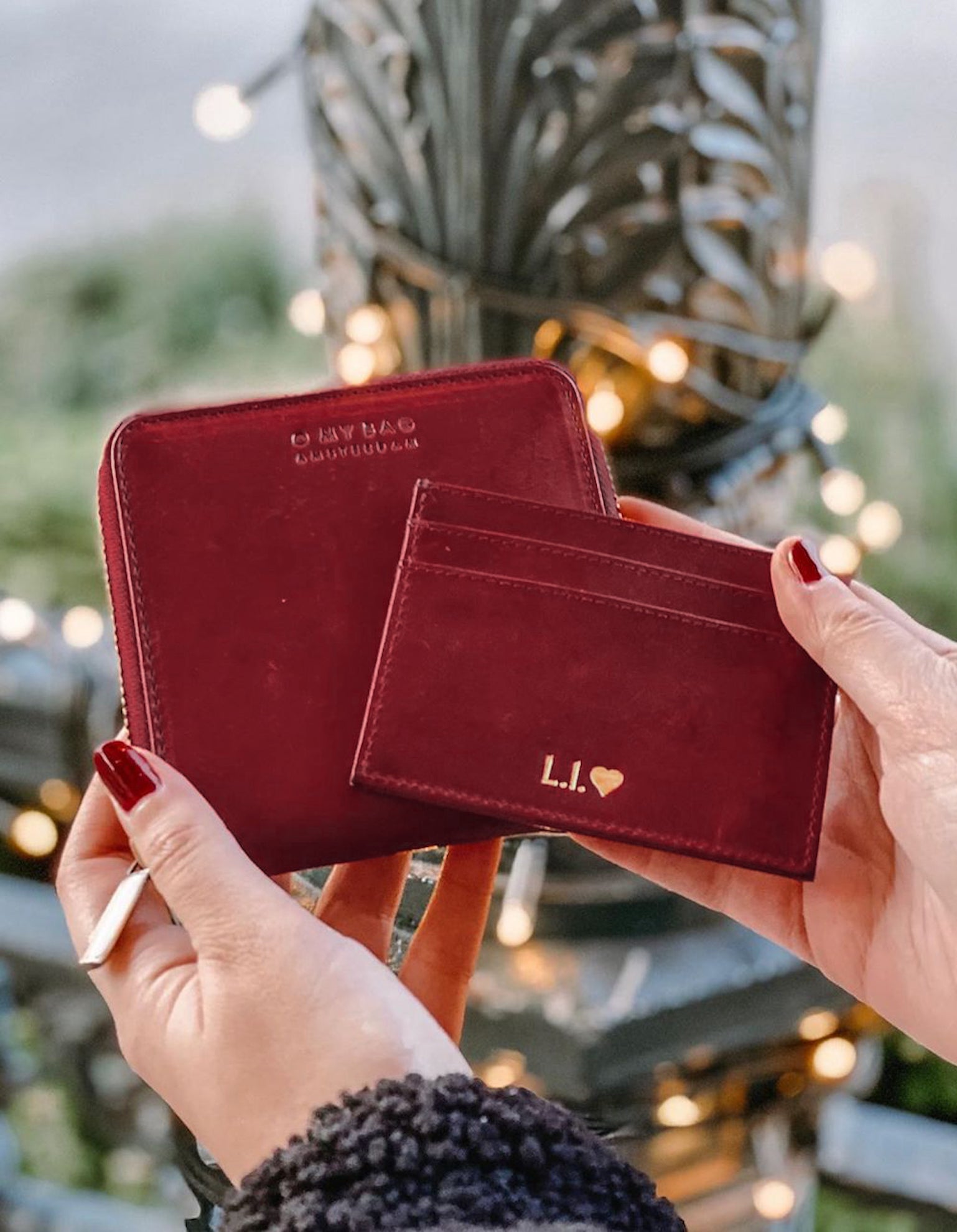 Marks Cardcase Ruby Classic Leather. Square leather wallet, card case for bank cards. Monogram Image.