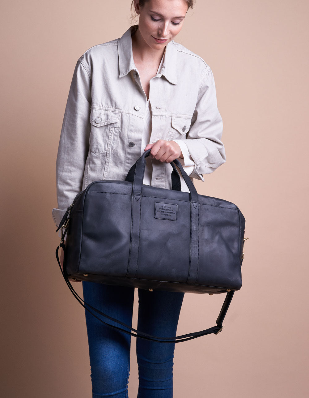 Otis Weekender Black Hunter Leather. Large travel bag for men. Model image.