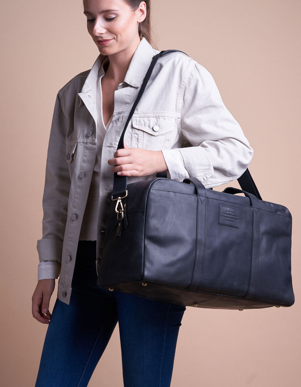 Otis Weekender Black Hunter Leather. Large travel bag for men. Model image.