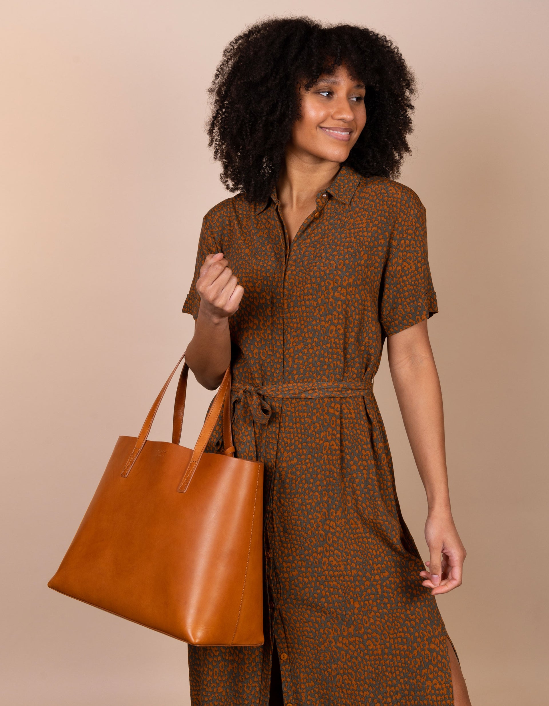 Sam Shopper - Cognac Classic Leather - Female product image held on the elbow