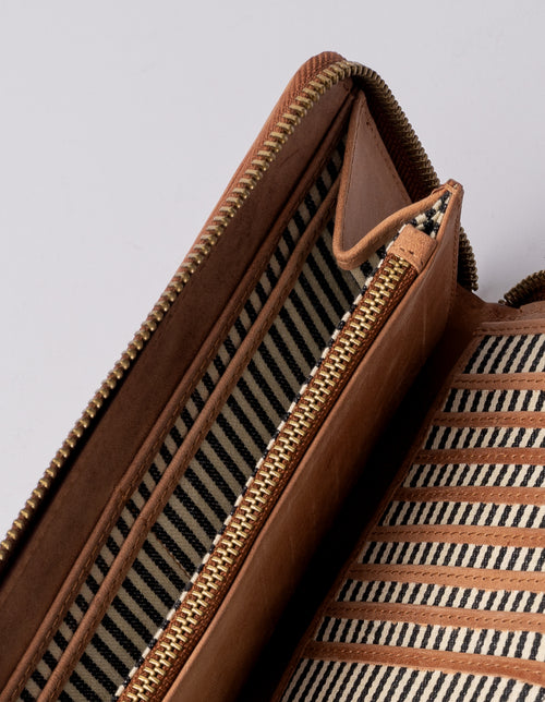 Sonny Wallet Camel Hunter Leather. Inside product image