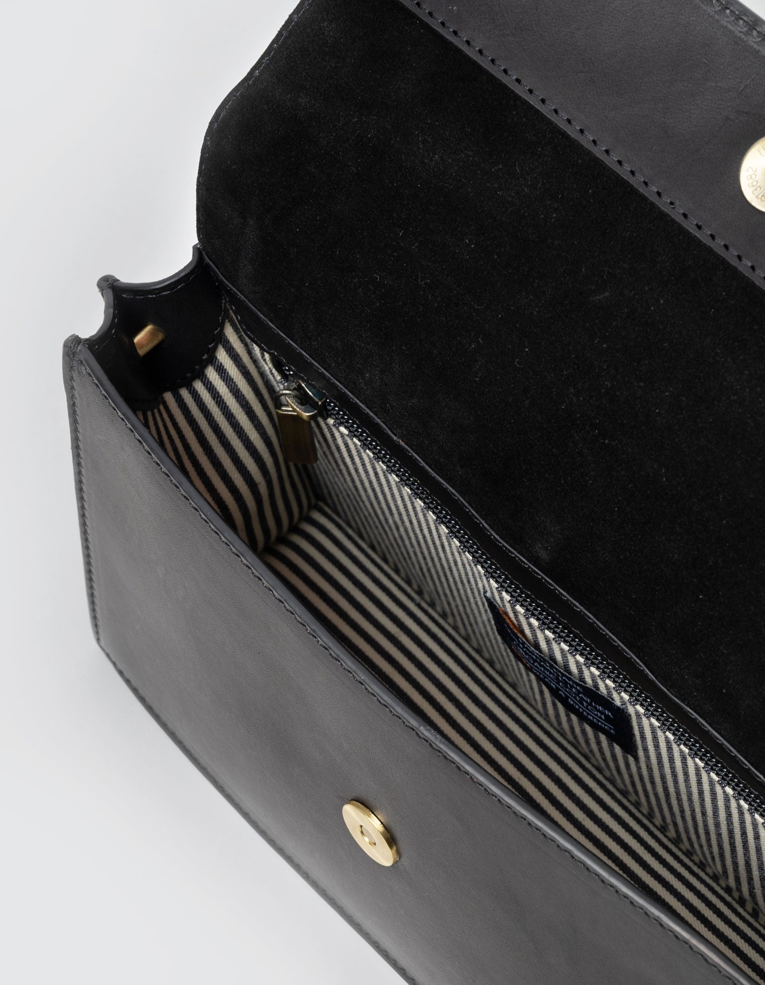 Stella in black classic leather. Inside bag product image.