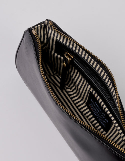 Taylor baguette bag in black classic leather - inside product image